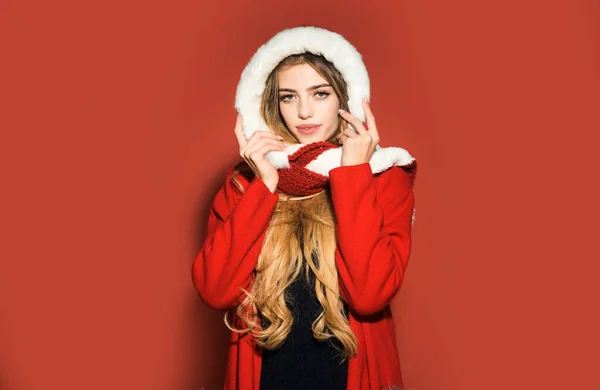 Porträt Einer Schönen Frau Feiern Weihnachten Isoliert Auf Rotem Hintergrund — Stockfoto