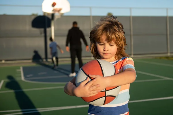 かわいい笑顔の男の子はバスケットボールをします バスケットボールで屋外ゲームを楽しむアクティブな子供たち — ストック写真