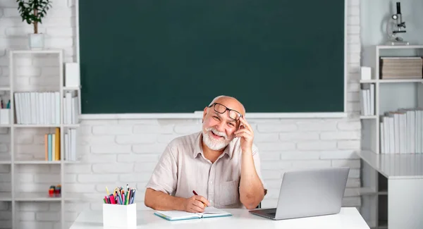 一个快乐的高中老师在课堂上的画像 微笑着在大学里当老教授或导师 成人教育 — 图库照片