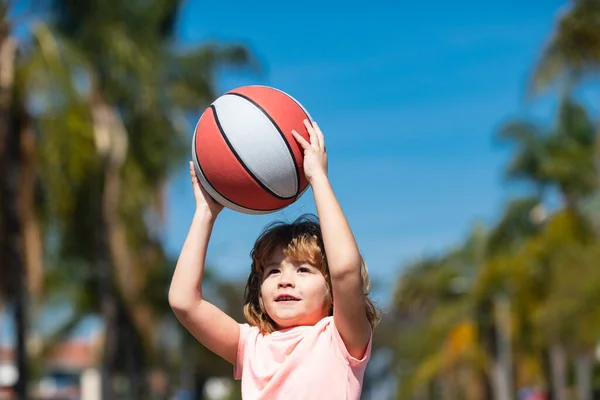 Малыш Играет Баскетбол Баскетбольным Мячом Мальчик Корзинкой Мяч Фоне Неба — стоковое фото