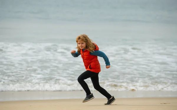 Sahilde Oynayan Çocuklar Çocuklar Yaz Tatilinde Denizde Oynarlar Kum Eğlencesi — Stok fotoğraf