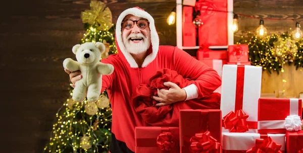 Opgewonden Volwassen Kerstman Met Cadeau Buurt Van Kerstboom Nieuwjaar Kerstconcept — Stockfoto