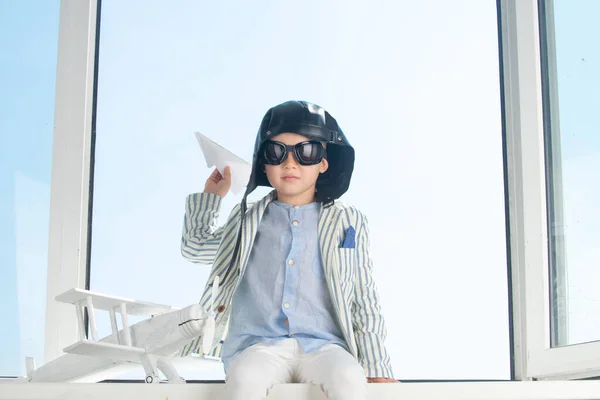 Dromen Van Vlucht Kind Met Een Vliegdekbril Helm Tegen Lucht — Stockfoto