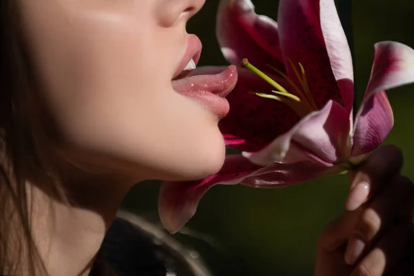 グラマーアートの唇のコンセプト 1日ユリ オリエンタルハイブリッド リリウムと女性の唇 セクシー女性舐め花 — ストック写真