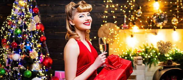 Modieus Meisje Dat Nieuwjaar Viert Retro Vrouw Bij Kerstboom Glimlachende — Stockfoto
