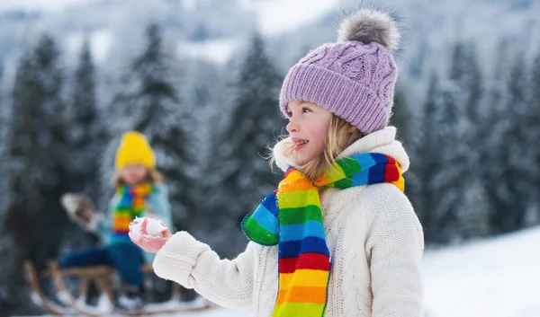 Menina Menino Desfrutando Dia Floresta Inverno Crianças Divertindo Parque Inverno — Fotografia de Stock