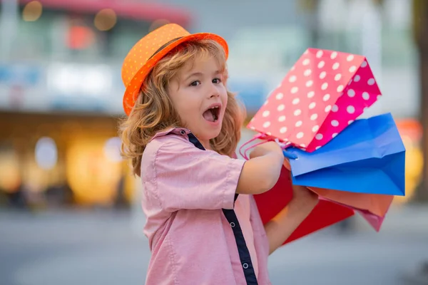Heyecanlı Küçük Alıcı Müşteri Komik Çocuk Modeli Elinde Alışveriş Paketleriyle — Stok fotoğraf
