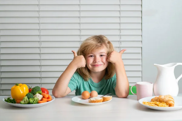 Grappig Blond Jongetje Dat Ontbijt Melk Groenten Fruit Gezonde Voeding — Stockfoto