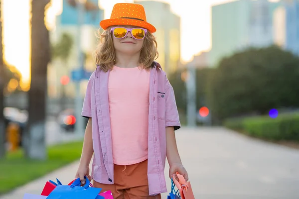 Модный Парень Сумками Покупок Ребенок Трикотажной Шляпе Рубашке Покупками Возле — стоковое фото