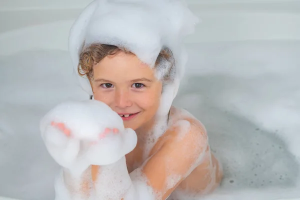 孩子们洗发水孩子头上的泡沫 小孩在泡沫浴池里洗澡 — 图库照片