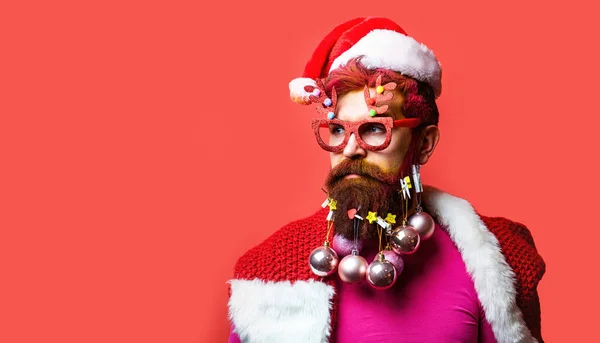 孤立的红色背景圣诞老人的画像 圣诞节的人 有胡子的现代圣诞老人在圣诞气氛中 — 图库照片