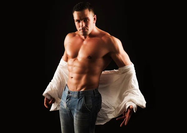 Mann Zieht Hemd Aus Herrenmode Konzept Muskulöses Modell Ohne Mantel — Stockfoto