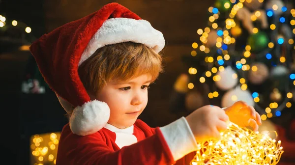 クリスマスツリーのガーランドライトのある子供はXmas Eve 奇跡です 自宅でクリスマスを祝う子供たちと家族 男の子かわいい子供陽気な気分はクリスマスツリーの近くで遊ぶ — ストック写真