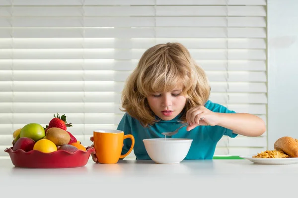 Мальчик Ест Овощи Здоровой Пищи Завтрак Молоком Фруктами Овощами Детское — стоковое фото