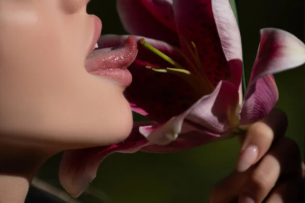Sexy Frau Lecken Blume Frauenlippen Mit Taglilie Orientalischen Hybriden Lilium — Stockfoto