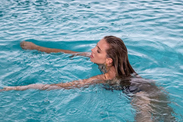 Mujer Joven Traje Baño Está Nadando Piscina — Foto de Stock
