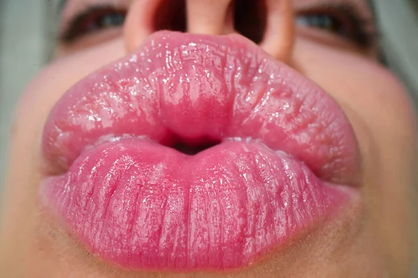 Makro Dudaklar Kadın Ağzını Kapat Beyazdan Izole Edilmiş Aşırı Kapalı — Stok fotoğraf