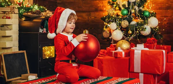 Niño Feliz Está Usando Ropa Santa Decoración Del Árbol Navidad — Foto de Stock