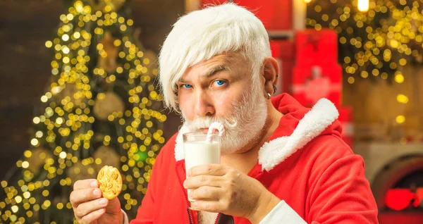 Stary Zabawny Mikołaj Korzystających Podawane Pierniki Ciasto Mleko Śmieszne Santa — Zdjęcie stockowe