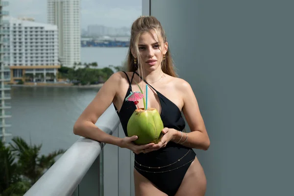 Sexy Młoda Kobieta Strój Kąpielowy Kokosem — Zdjęcie stockowe