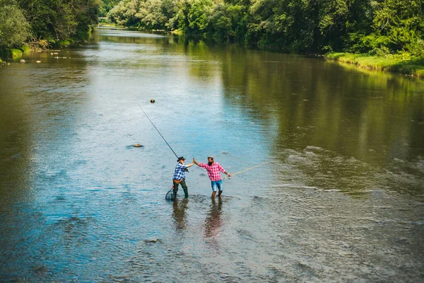 Two Men Friends Fishing Flyfishing Angler Makes Cast Standing River — Foto de Stock