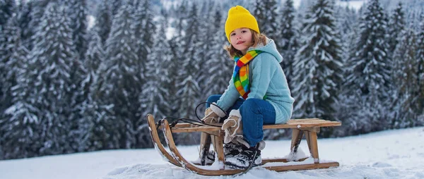 Chlapec Baví Saněmi Zimní Krajině Roztomilé Děti Hrají Sněhu Zasněžené — Stock fotografie