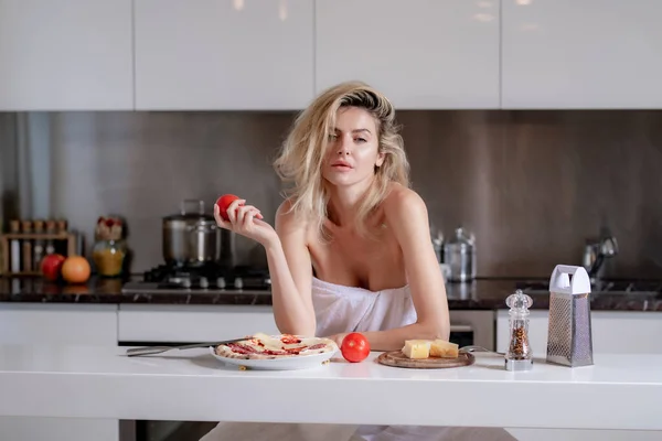 チーズ ソーセージ トマトの材料を持つ女性 セクシーな主婦はキッチンで朝食を持っています 家庭生活 朝に台所で朝食を食べる官能的な女性 — ストック写真