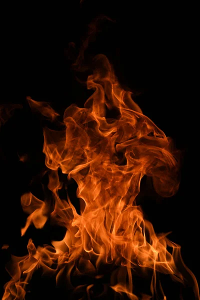 黒い背景に炎が燃える 炎は炎を孤立させ抽象的な質感を燃やす 燃焼効果で炎爆発 火の壁紙 コピースペースと抽象的なアートパターン — ストック写真