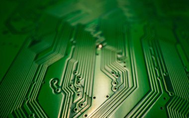 Elektronik devre kartı kapanıyor. Elektronik anakart kartı. Devre ve elektronik cihazlara yakın çekim. Elektrik devreleri ve teknoloji dokusundaki elektronik aletlerin arkaplanı