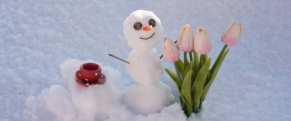 Sneeuwman Met Kopje Koffie Lente Bloemen Tulpen Sneeuwman Geïsoleerd Sneeuw — Stockfoto