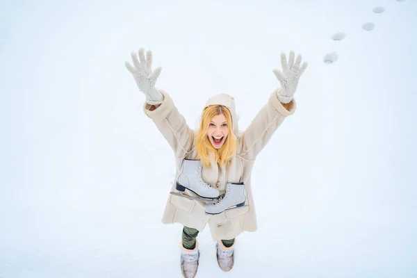 Spännande Ung Vacker Kvinna Njuta Vintern Rolig Vinter Flicka Ska — Stockfoto