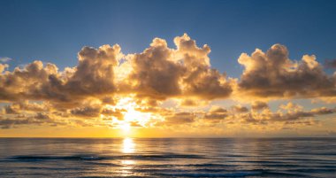 Denizde gün batımı. Yaz denizi olan doğa duvar kâğıdı. Su deniz dokusu. Tropikal denizde sakin bir gün doğumu. Okyanus arkaplan deseni