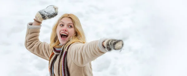 Mädchen Winter Nette Verspielte Junge Frau Spielt Mit Schneeball Und — Stockfoto