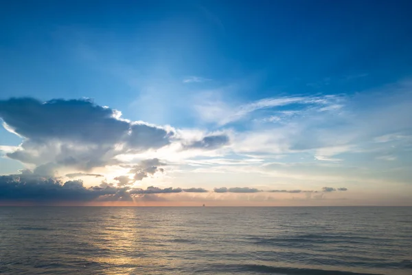 Ηλιοβασίλεμα Στη Θάλασσα Παραλία Ανατολή Συννεφιασμένο Ουρανό — Φωτογραφία Αρχείου