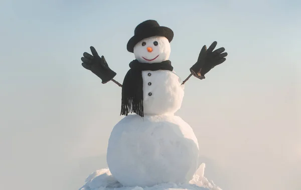 Χιονάνθρωπος Ανοιχτά Χέρια Χειμερινός Χιονάνθρωπος Μαύρο Καπέλο Μαντήλι Και Γάντια — Φωτογραφία Αρχείου