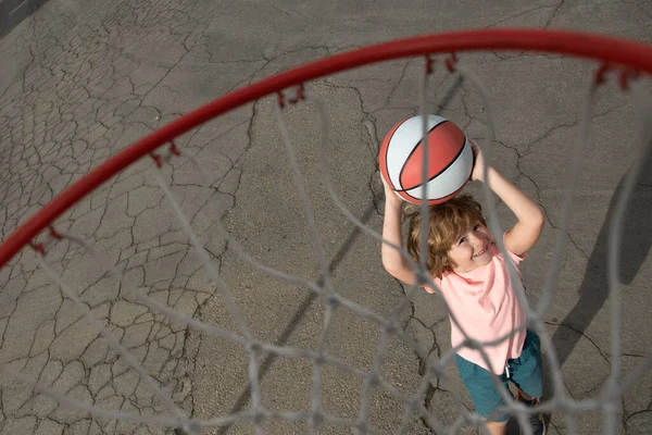 Mały Chłopiec Grający Koszykówkę Koszykówką Widok Piłki Latającej Kosza Góry — Zdjęcie stockowe