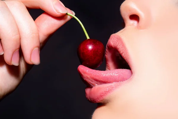 Kadın Ağzında Kiraz Kadın Dudaklarında Kiraz Dilini Yala Makro Yaklaş — Stok fotoğraf