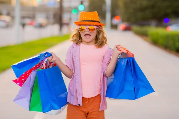 割引や販売 ショッピングバッグと幸せな子供 買い物中の小さな子供 サイバー マンデーが戻ってきた 小さな子供はサイバー月曜日のショッピングを楽しむ — ストック写真