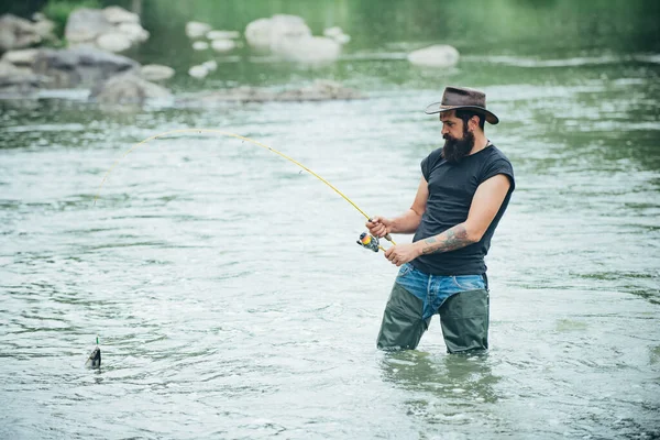 钓鱼业余爱好和暑假周末 带着鱼竿和渔网的留胡子男子渔民 — 图库照片