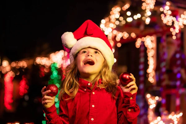 Miúdo Feliz Olha Para Céu Noite Natal Retrato Crianças Felizes — Fotografia de Stock