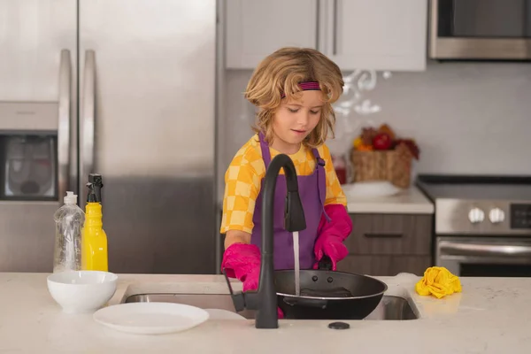 Temiz Bulaşıklar Köpüklü Bulaşık Deterjanı Çocuk Mutfak Lavabosunda Bulaşıkları Yıkıyor — Stok fotoğraf
