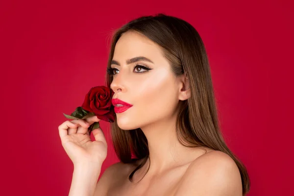 Stúdió Portré Fiatal Gyönyörű Rózsákkal Gyönyörű Lány Rózsával Fénykép Boldog — Stock Fotó