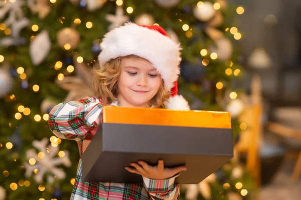 Kind Jongen Santa Hoed Buurt Van Kerstboom Thuis — Stockfoto