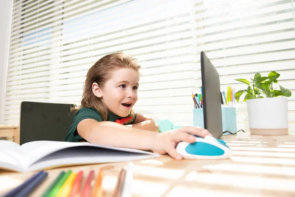 学校の生徒はオンラインで勉強している 家庭教育 子供の距離学習 ラップトップを使ってかわいい子供 オンライン研究 家庭学習 学童概念 — ストック写真