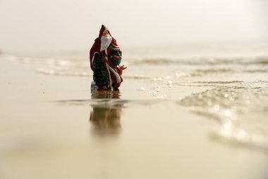 Kum üzerinde yaz Noel Baba. Tatil konsepti. Noel tebrik kartı tasarımı