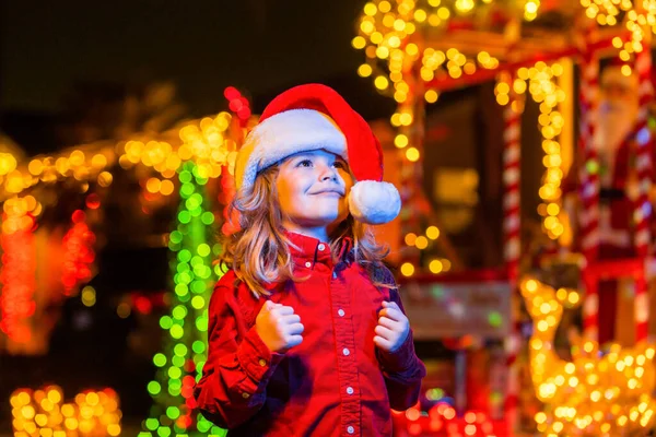 Decoração Natal Frente Uma Casa Noturna Criança Perto Noite Decoração — Fotografia de Stock