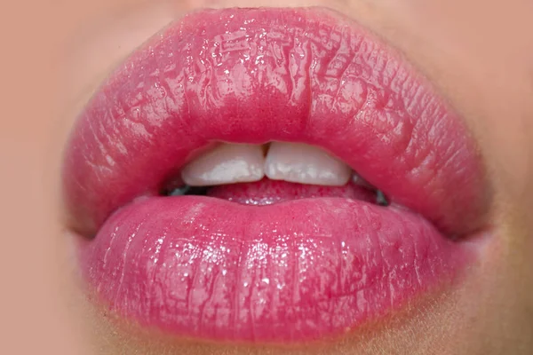 Makro Dudaklar Kadın Ağzını Kapat Beyazdan Izole Edilmiş Güzel Ağız — Stok fotoğraf