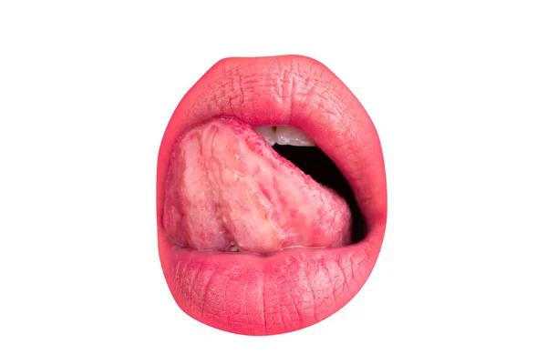 舌とセクシーな女性の唇 マクロ舌は唇をなめる 女の口を閉じて — ストック写真