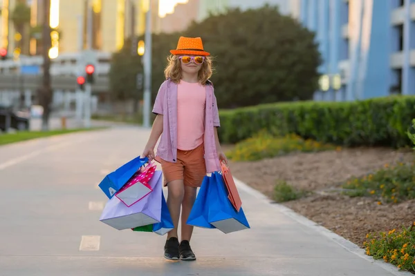 Χαριτωμένο Αγοράκι Καλοκαιρινά Ρούχα Πάει Για Ψώνια Ευτυχισμένο Παιδί Πακέτα — Φωτογραφία Αρχείου