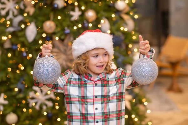 Мальчик Шляпе Санты Возле Рождественской Елки Дома — стоковое фото